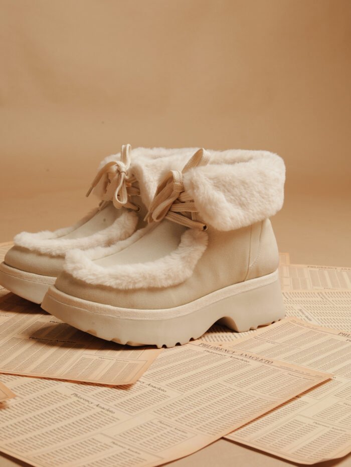 BOTA DE PELOS CANO CURTO COM CADARÇO UGGI - PHLY